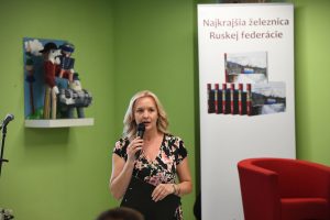 Priaznivcov dobrých cestopisov v Krajskej knižnici v Žiline privítala jej riaditeľka Mgr. Katarína Šušoliaková.