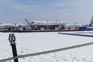 Odpočívajúce rýchle lode Raketa. V letnej sezóne premávajú medzi Irkutskom a Severobajkalskom.