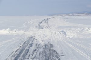 Na všetkých, ktorí sa pohybujú po zamrznutej hladine Bajkalu, striehnu rôzne nástrahy. Najčastejšie sú to treščiny – trhliny. Ak na ne napadne čerstvý sneh, môžu byť až životu nebezpečné.