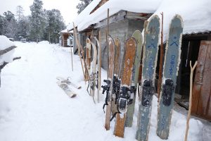V Davše organizujú pre turistov rýchlokurz lyžovania na sibírskych lyžiach.