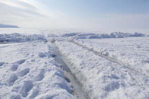 Nahádzané ľadové kryhy do treščiny a sibírsky mráz vytvoria na niekoľko desiatok minút bezpečné miesto prejazdu pre autá idúce po nás.