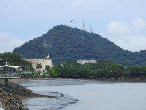 Panamská vlajka na 199 metrov vysokom Cerro Ancón je vidieť asi z každej štvrte Panama City