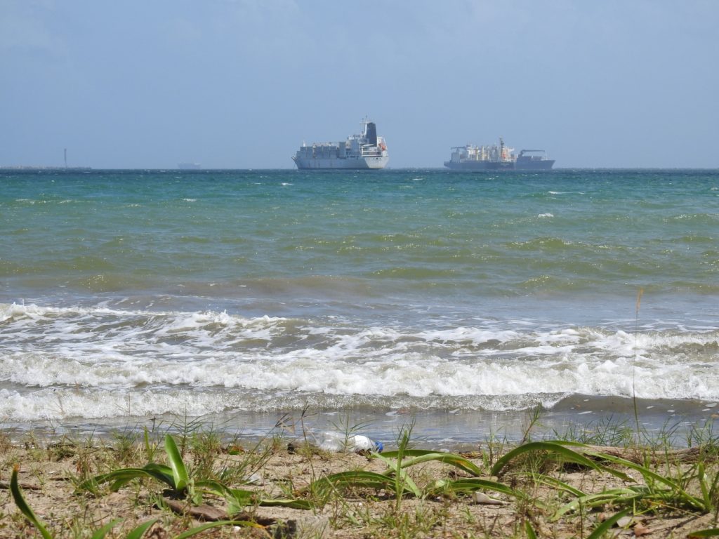 Na vlnách Atlantického oceánu kotvia lode čakajúce na vstup do Panamského prieplavu pri meste Colón.