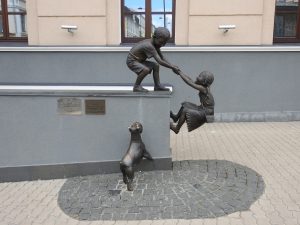 Kazan. Hlavnú ulicu zdobí niekoľko zaujímavých sôch.