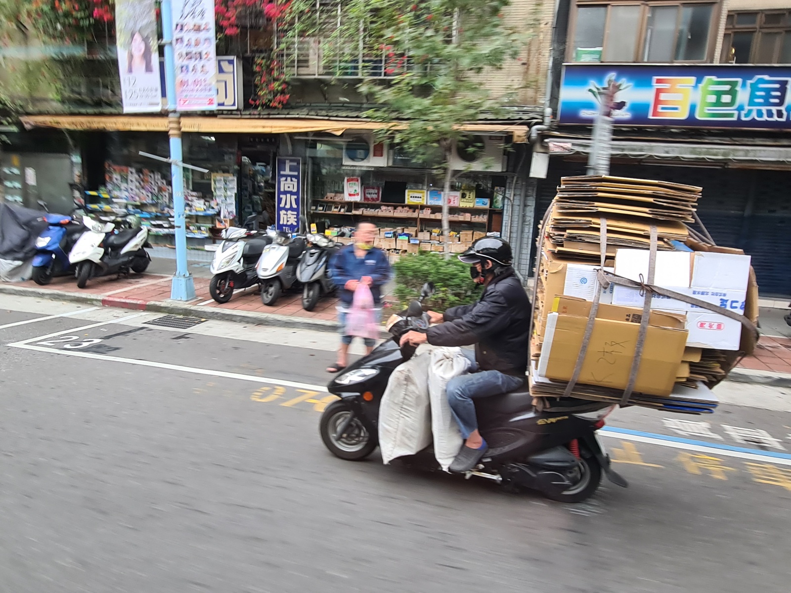 V uliciach Taipei sa pohybujú aj takto naložené skútre.