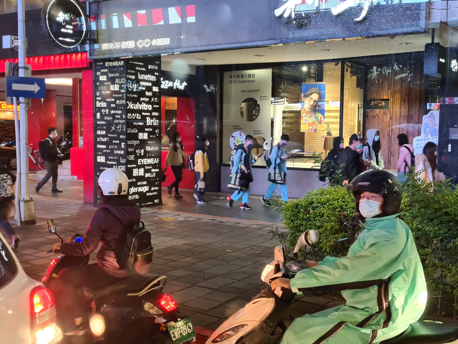 Ulice taiwanských miest pulzujú intenzívnym životom aj v dobe covidu 19.