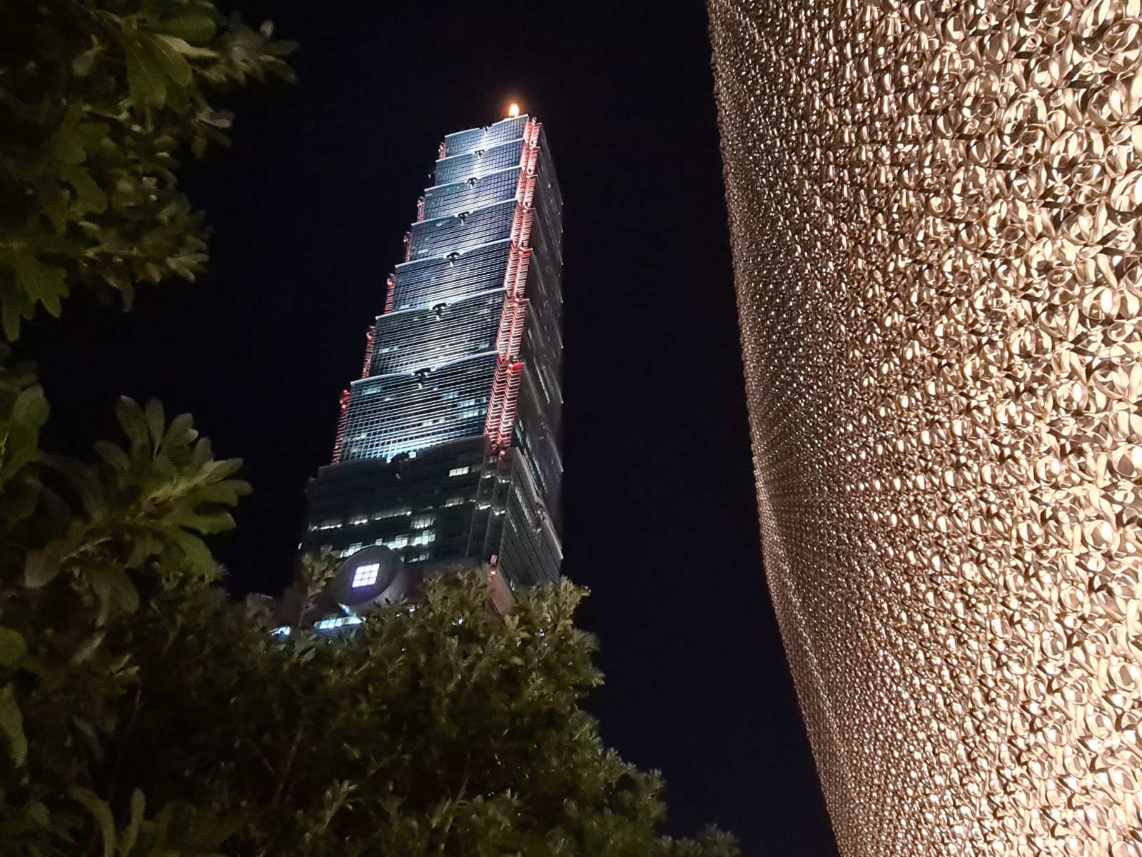 Mrakodrap Taipei 101 s výškou 508 metrov bol medzi rokmi 2004 až 2010 najvyššou budovou na svete (dnes mu patrí 11. miesto). Budova v tvare bambusu má symbolizovať rýchly rast a flexibilitu.