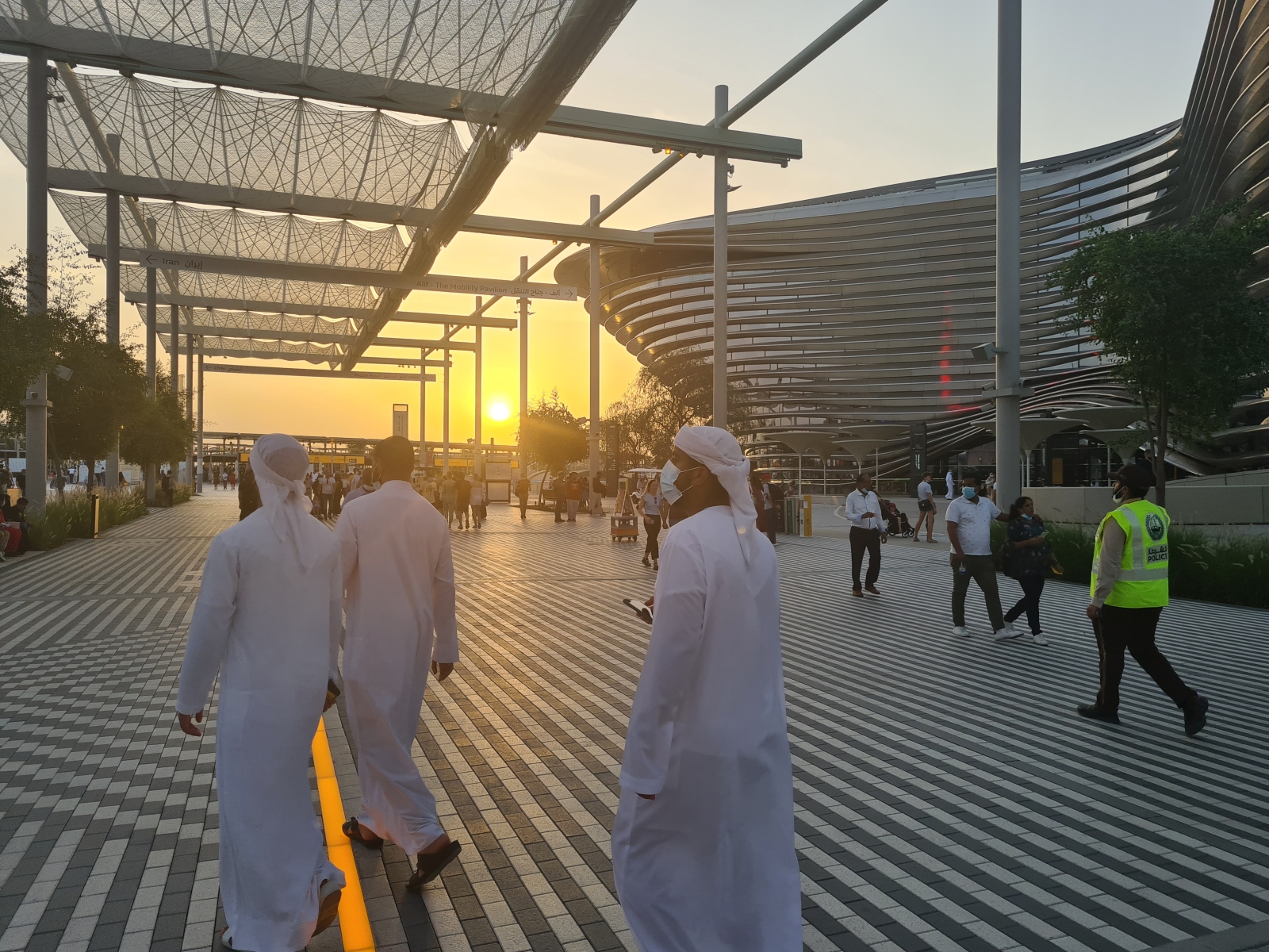 Po západe slnka výstavisko EXPO 2022 ožilo novou energiou