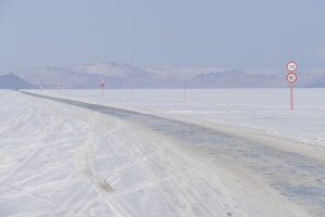 Pevninu s ostrovom Oľchon naprieč Malým morom spája zimnik - jediná oficiálne povolená cesta po ľade na Bajkale. Je to dvojprúdovka s vyznačením trasy a osadenými dopravnými značkami.