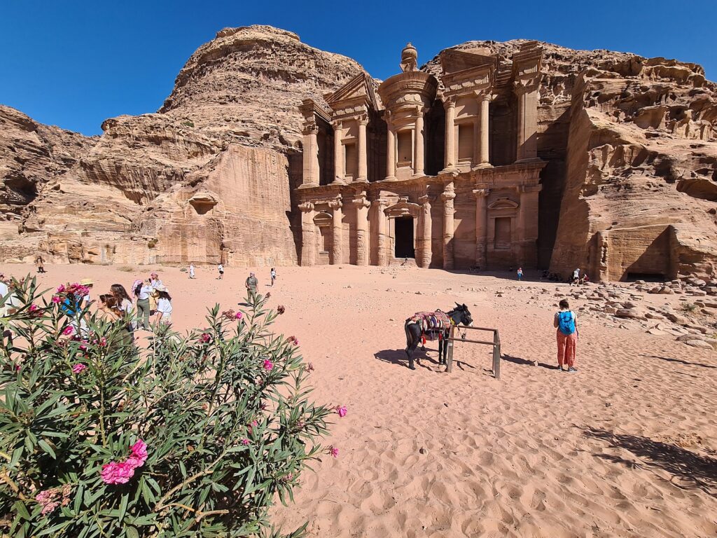 Petra je veľmi rozsiahle historické mesto. Ku kláštoru Ed Deir si treba vystúpať 800 schodov.