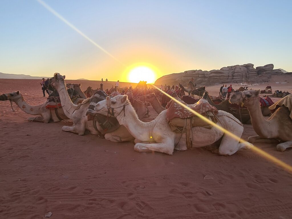 Východ slnka v púšti Wadi Rum