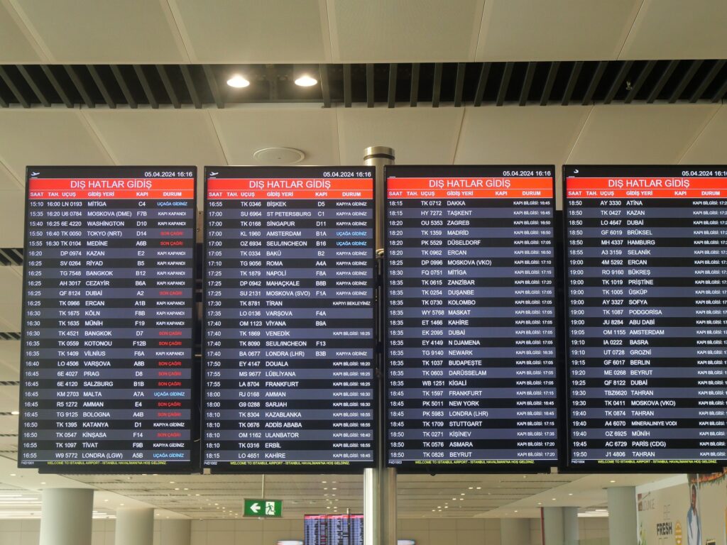 Tabula odletov na letisku v Istanbule 