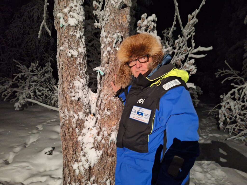 Jevgenij trvá na tom, aby som si pred cestou do Jakutska pozitívne naklonil duchov. Zastavuje pri šaman strome.